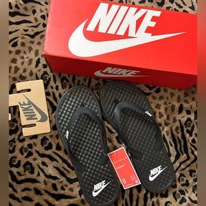 Nike FlipFlops Black/White size:9